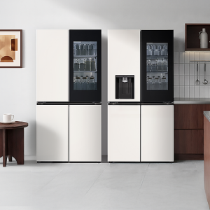 미니멀한 주방 공간에 STEM 냉장고 2대가 배치되어 있다.